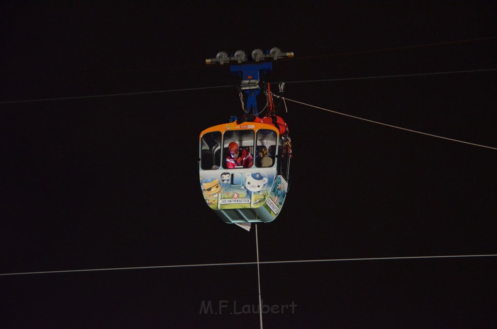 Einsatz BF Hoehenretter Koelner Seilbahn Hoehe Zoobruecke P2490.JPG